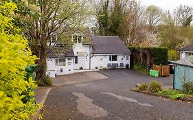 Roger Ground Guest House - With Onsite Car Parking
